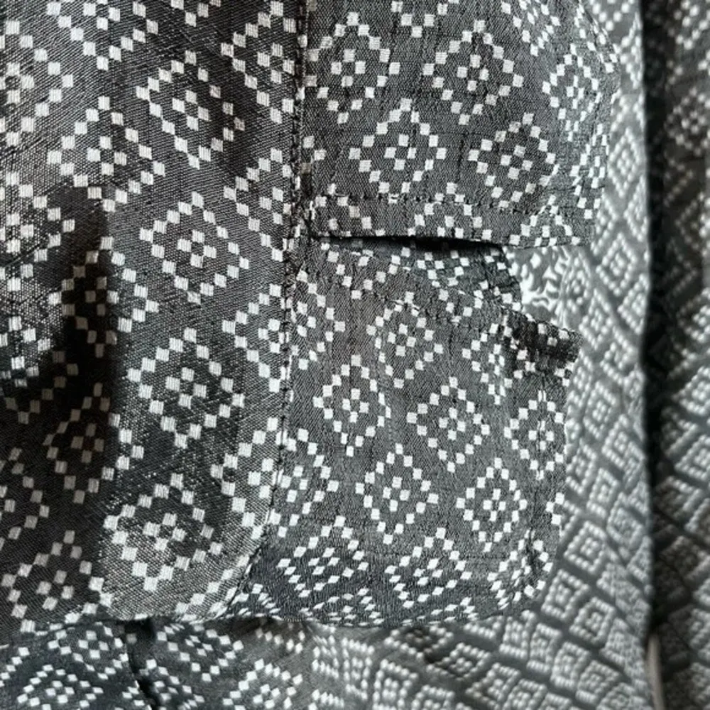 gray and white multi print Henley top size XL - Image 3