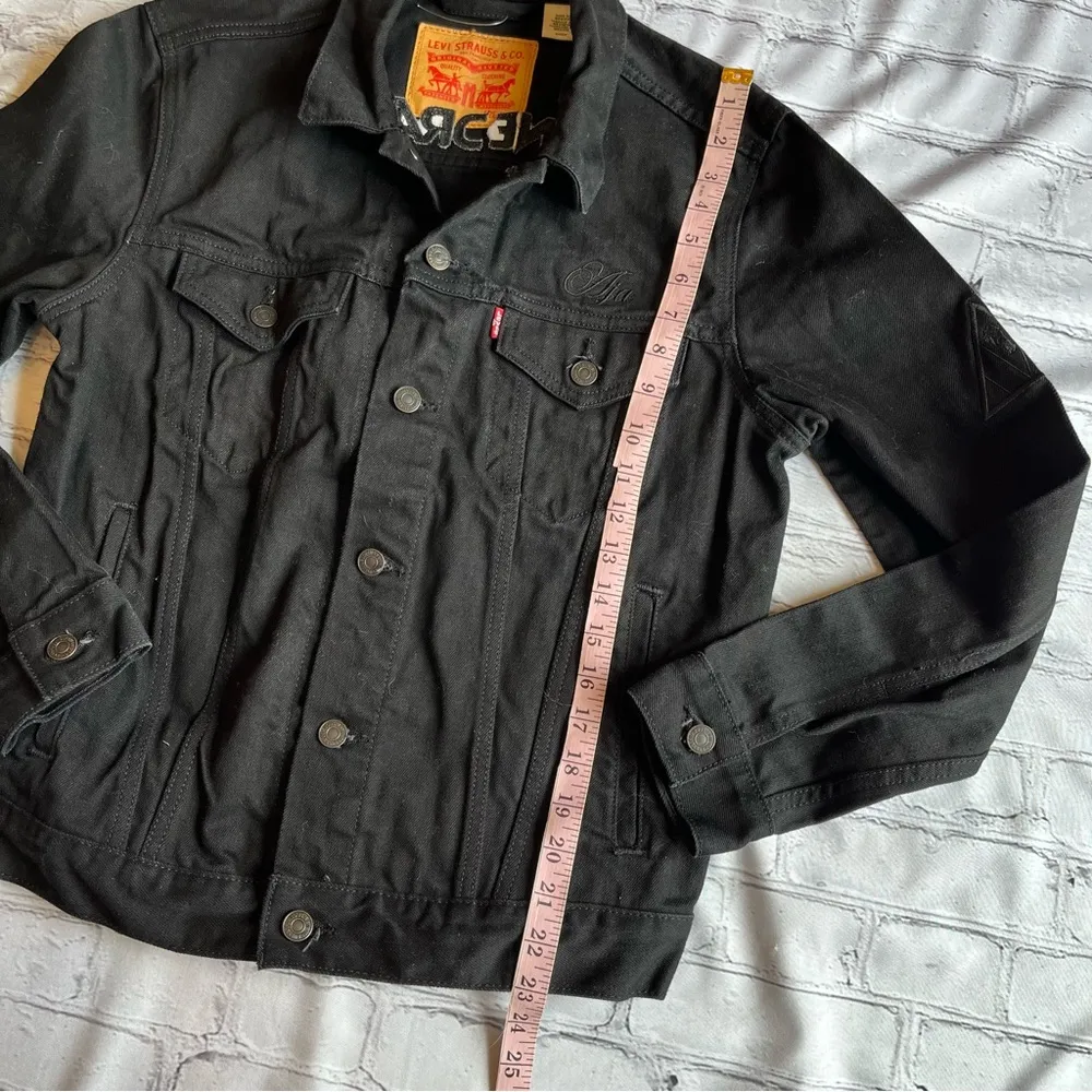 Levi’s Imagine Dragons Black Denim Womens Small Embroidered Jean Jacket
. - Image 7