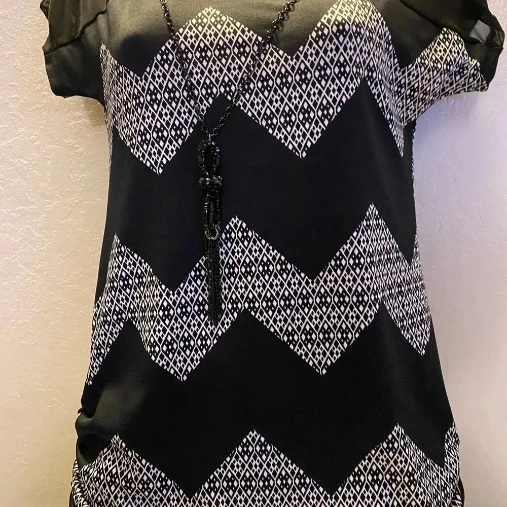 Free Kisses Black & White Pattern Short Sleeve Blouse with Accent Necklace - Image 11