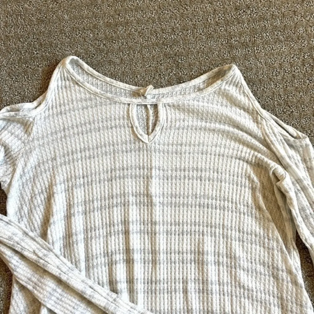 Lazy Sundays Cold Shoulder Long Sleeve Waffle Henley Top - Image 3