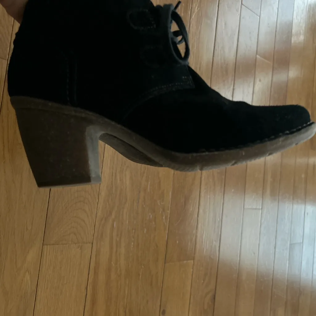 Clarks Carleta Lyon Ankle Lace Up Boots Women’s Size 8.5 Black Suede Leather - Image 11