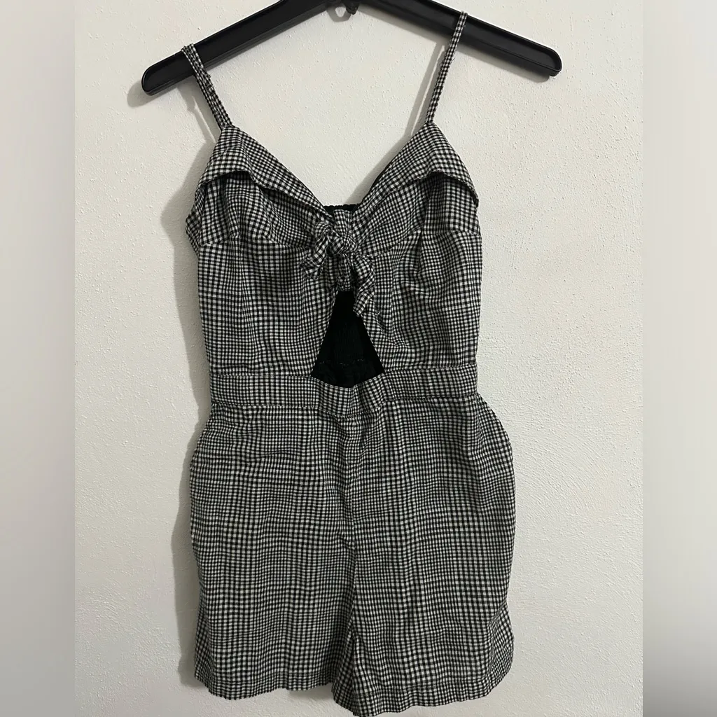 Abercrombie & Fitch plaid‎ romper with cutout and pockets- - Image 2