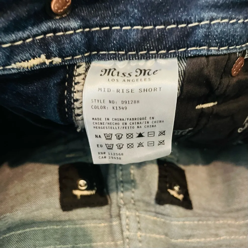 Miss Me RARE Floral Pocket
Styling Embroidery Gemstone Mid-Rise Short sz 28 NWT - Image 11