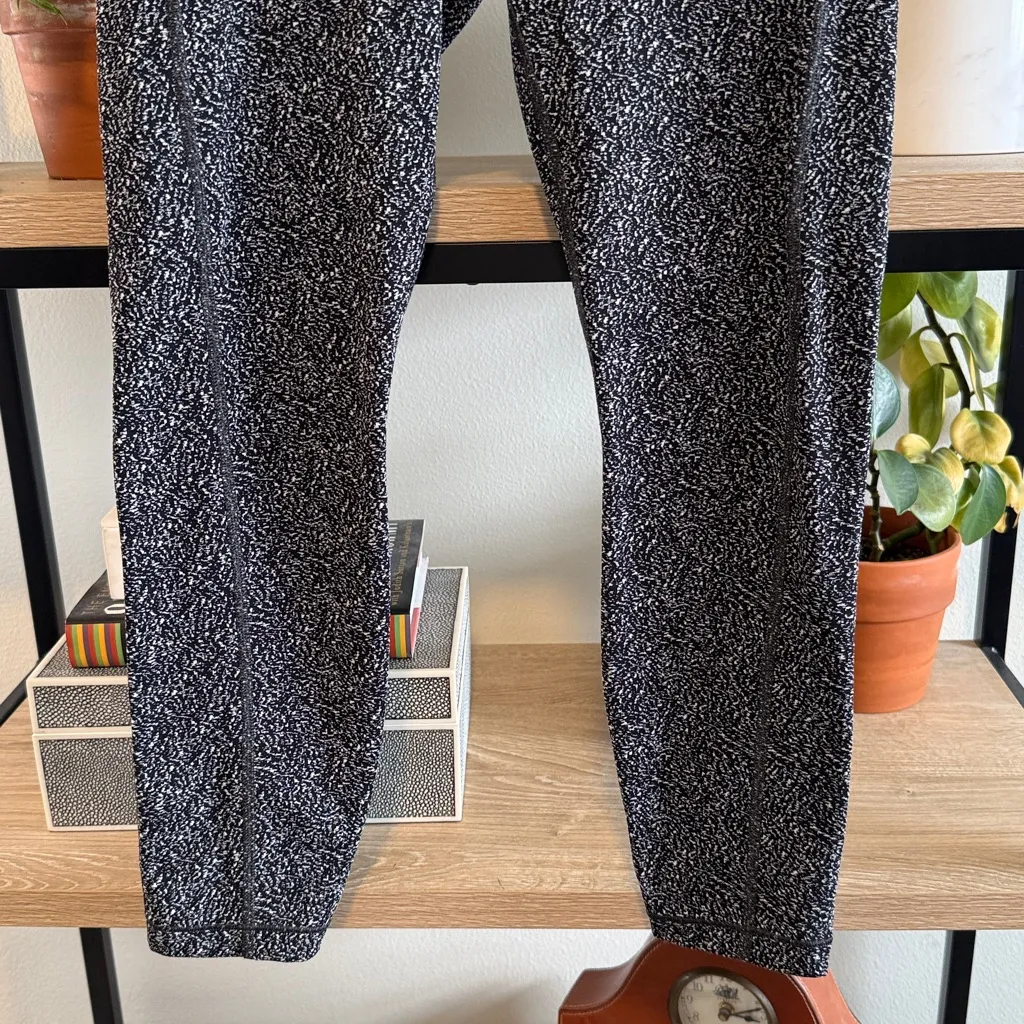 Athleta Mid-Rise Ultimate Stash Textured 7/8 Printed Capri Tight Legging, S - Image 5