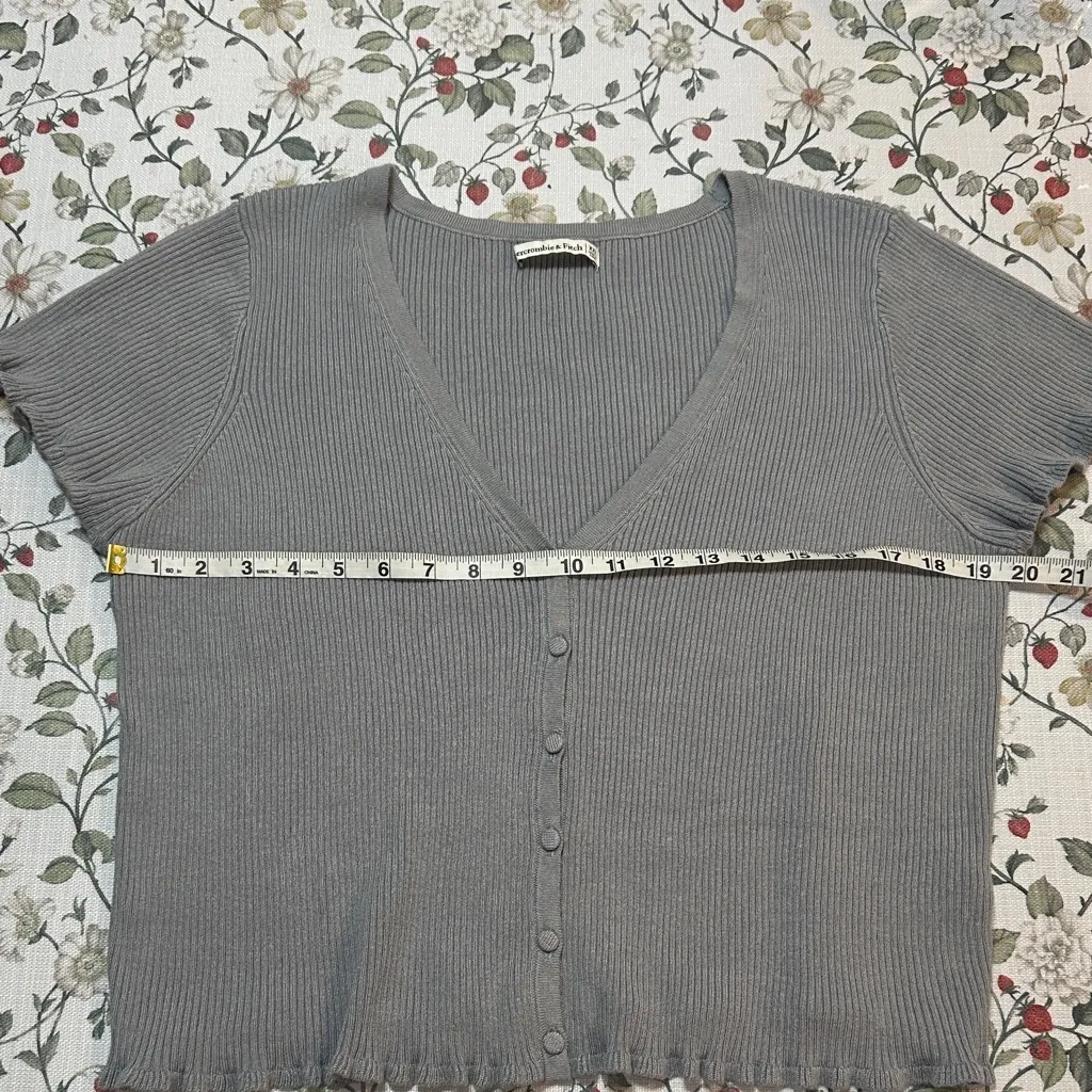A&F Short Sleeve Ruffle buttoned cardigan Grey - Blue XXL - Image 8