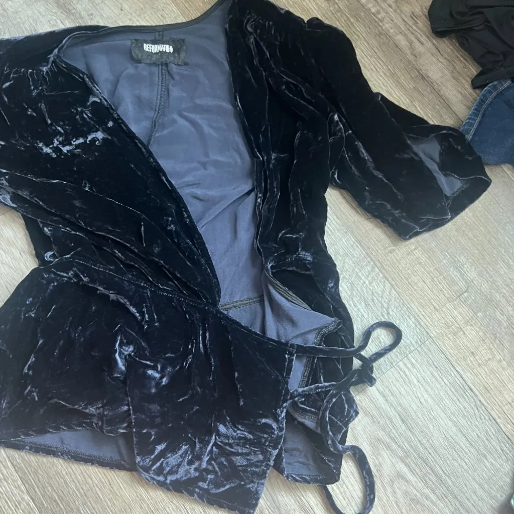 Reformation Plunging Black Bara Wrap Top size xs/s - Image 2
