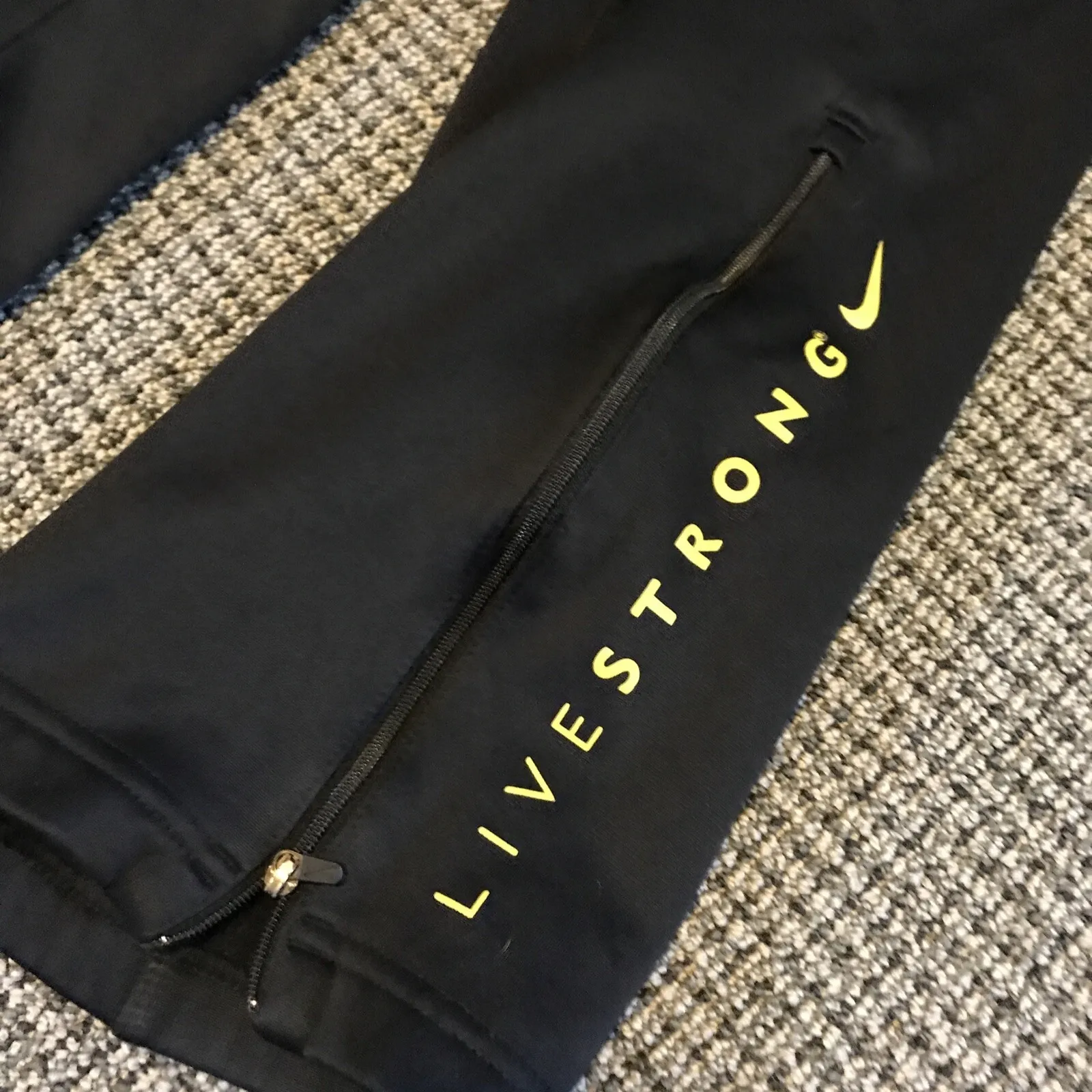 Nike Livestrong ThermaFit Womens XS Black Sweatpants Holiday 2012 - Image 4