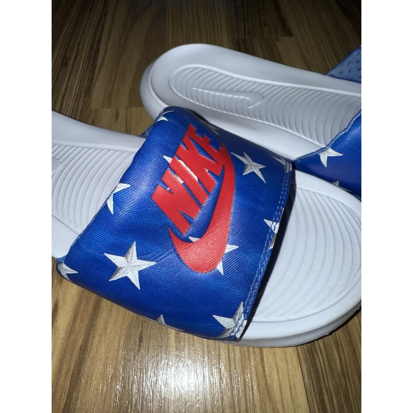 NIKE VICTORI ONE‎ WOMENS SLIDES RED WHITE BLUE STARS SIZE 9 - Image 7