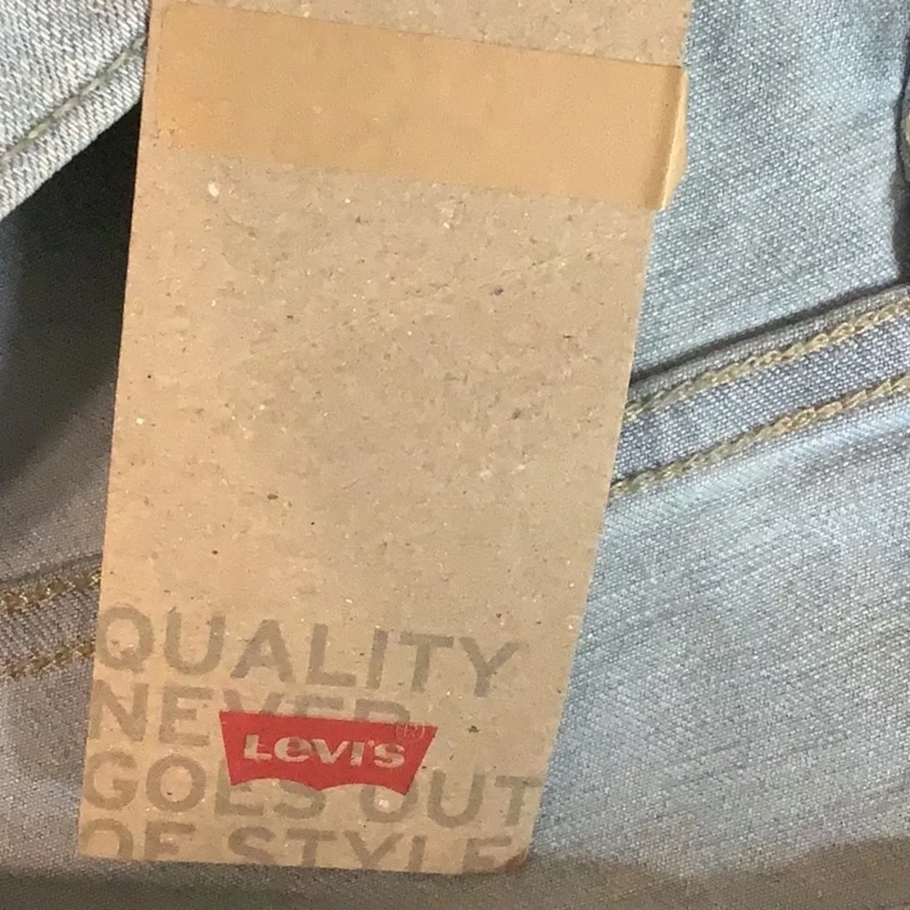 Levi's Women's 311 Size 14 Mid Rise Shaping Capri Jeans. New With Tags. - Image 7