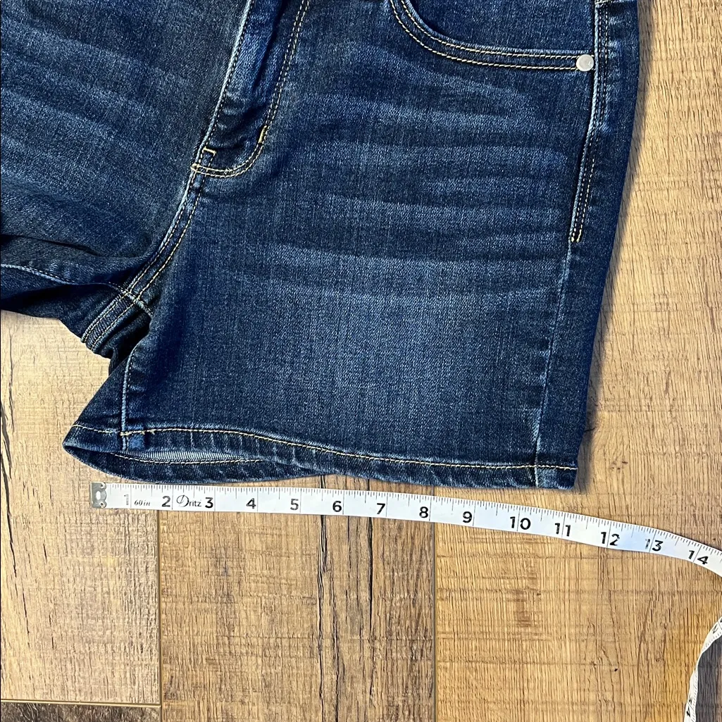 Judy Blue Women's Mid Rise Jean Shorts Size Medium - Image 10