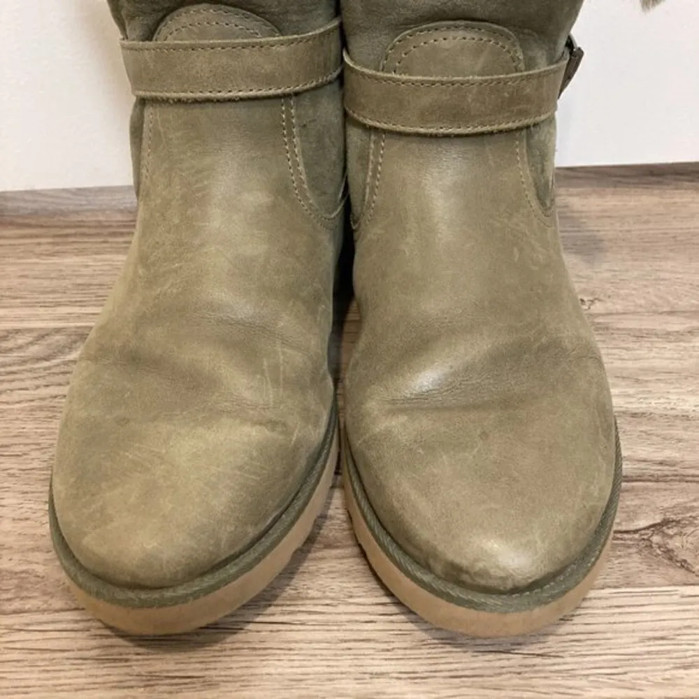 UGG Women's Romely Buckle Fashion Boot Size 9 - Image 3