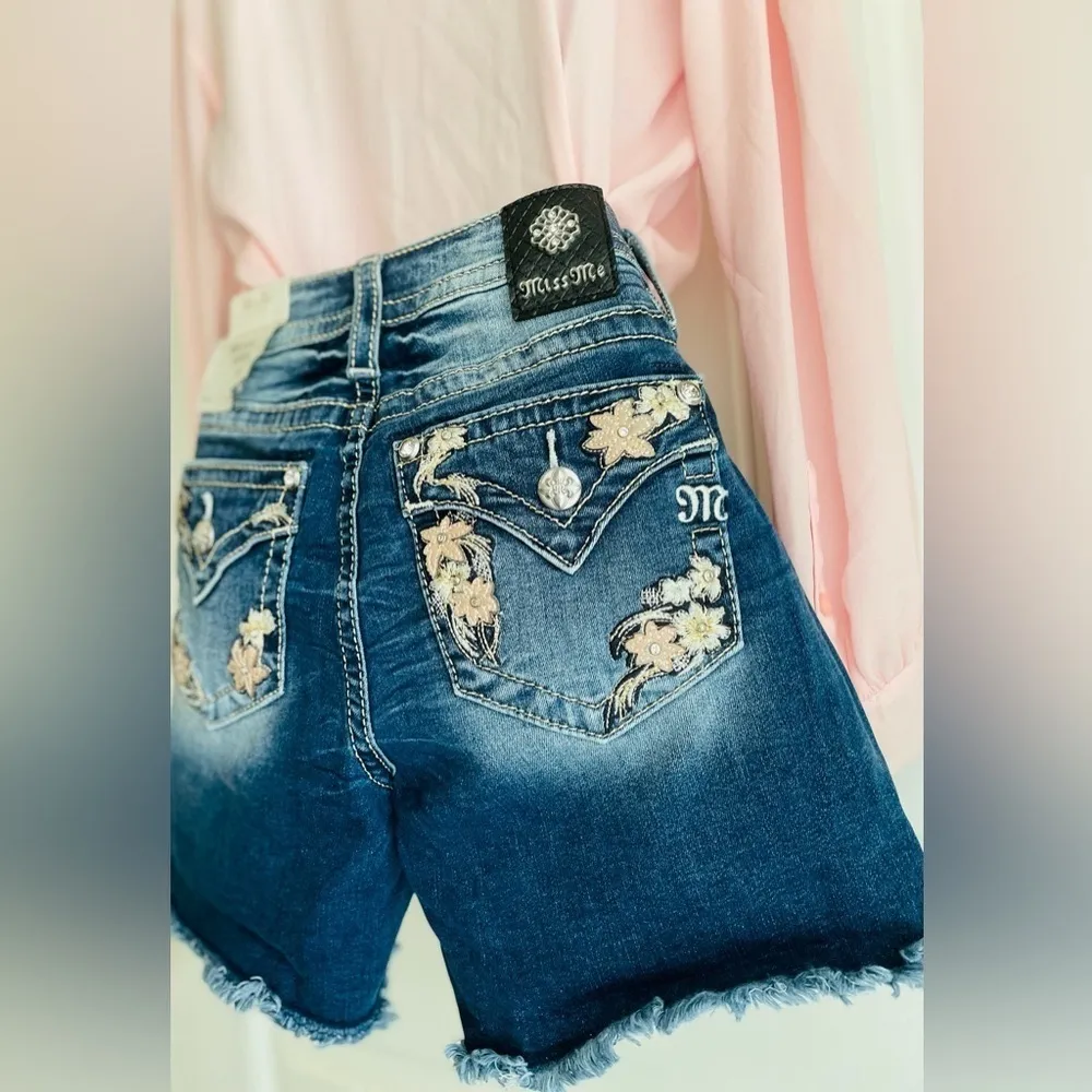 Miss Me RARE Floral Pocket
Styling Embroidery Gemstone Mid-Rise Short sz 28 NWT - Image 3