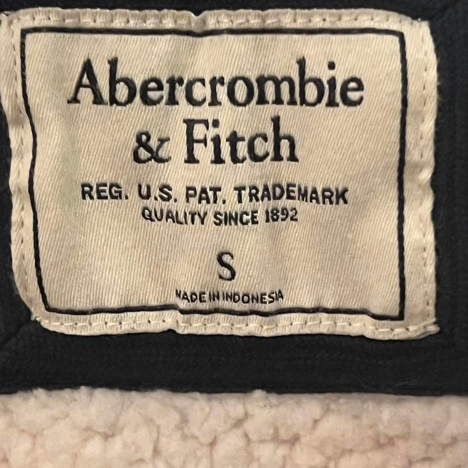 Abercrombie and Fitch red and black plaid sherpa lined jacket Size Small - Image 8