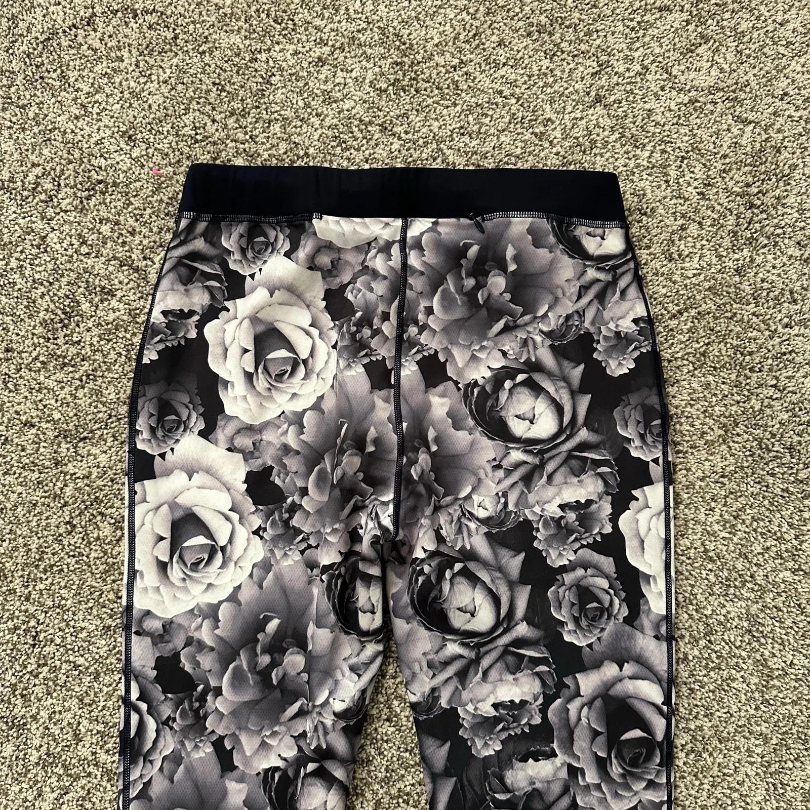 Ted Baker gray, white & navy floral pattern leggings size M - Image 5