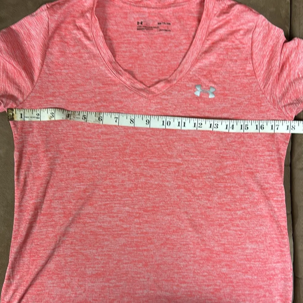 Under armour women’s Tech V-neck Twist Short Sleeve Shirt pink/red size S - Image 4