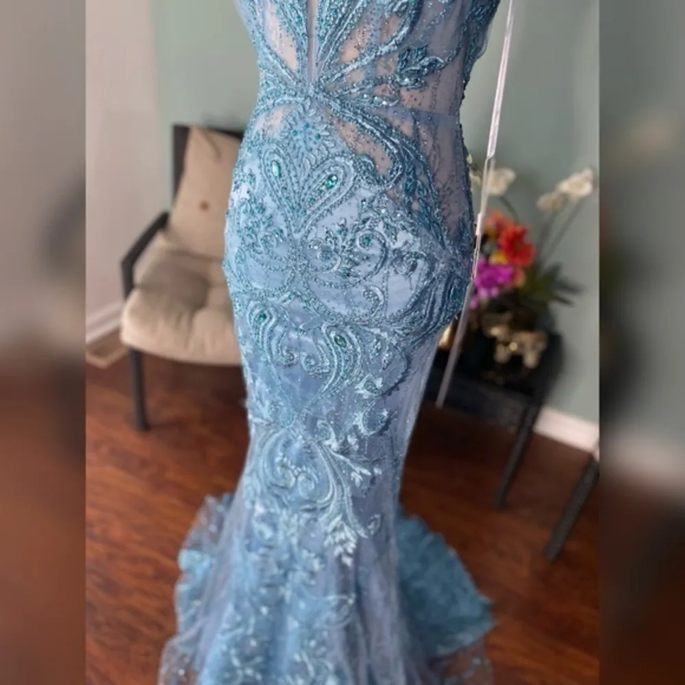 Light blue sparkly feather evening gown, formal dress, or pageant dress Size 0 - Image 3