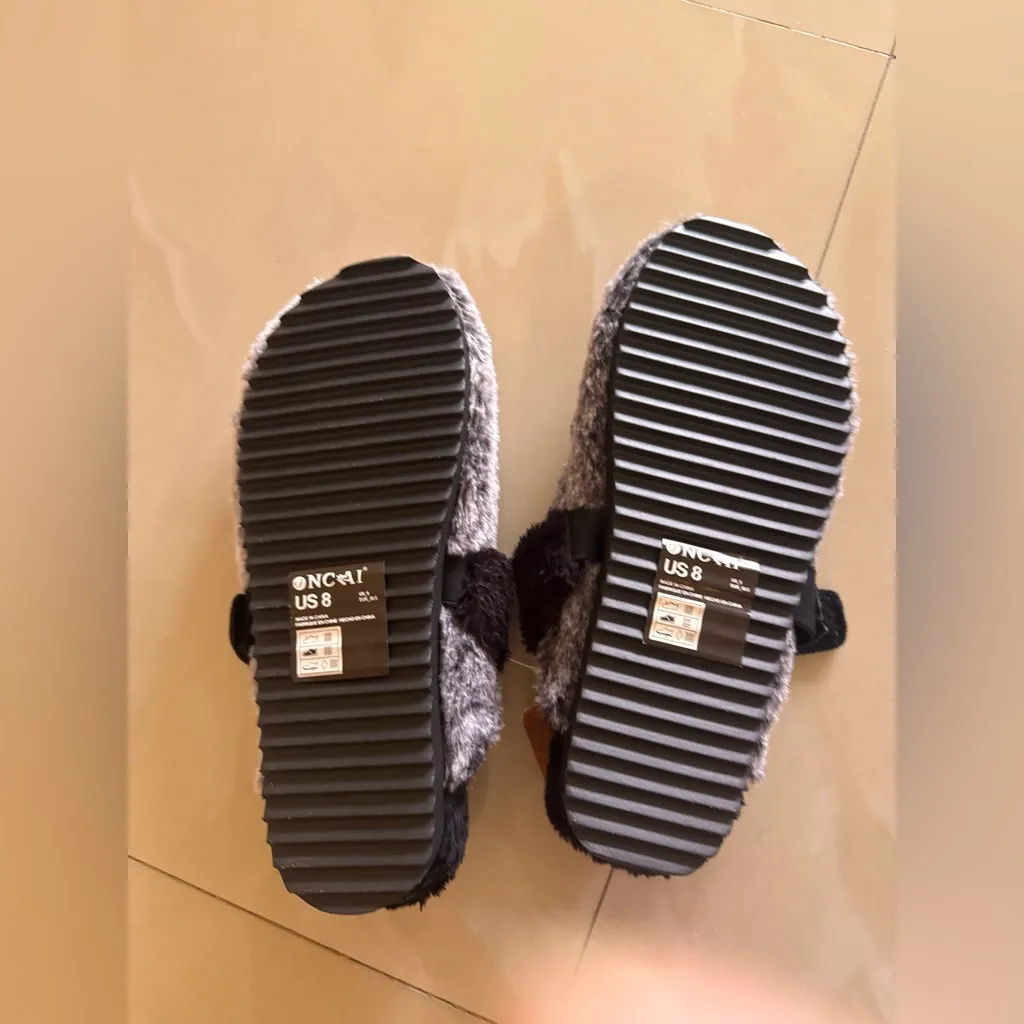 NC AI GRAY SLIPPER SIZE 8 unisex lippers appear to be a fluffy, possibly - Image 4