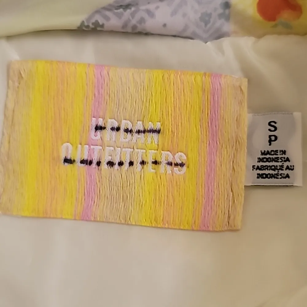 Urban Outfitters Kit Printed Nylon Puffer Jacket size S - Image 2