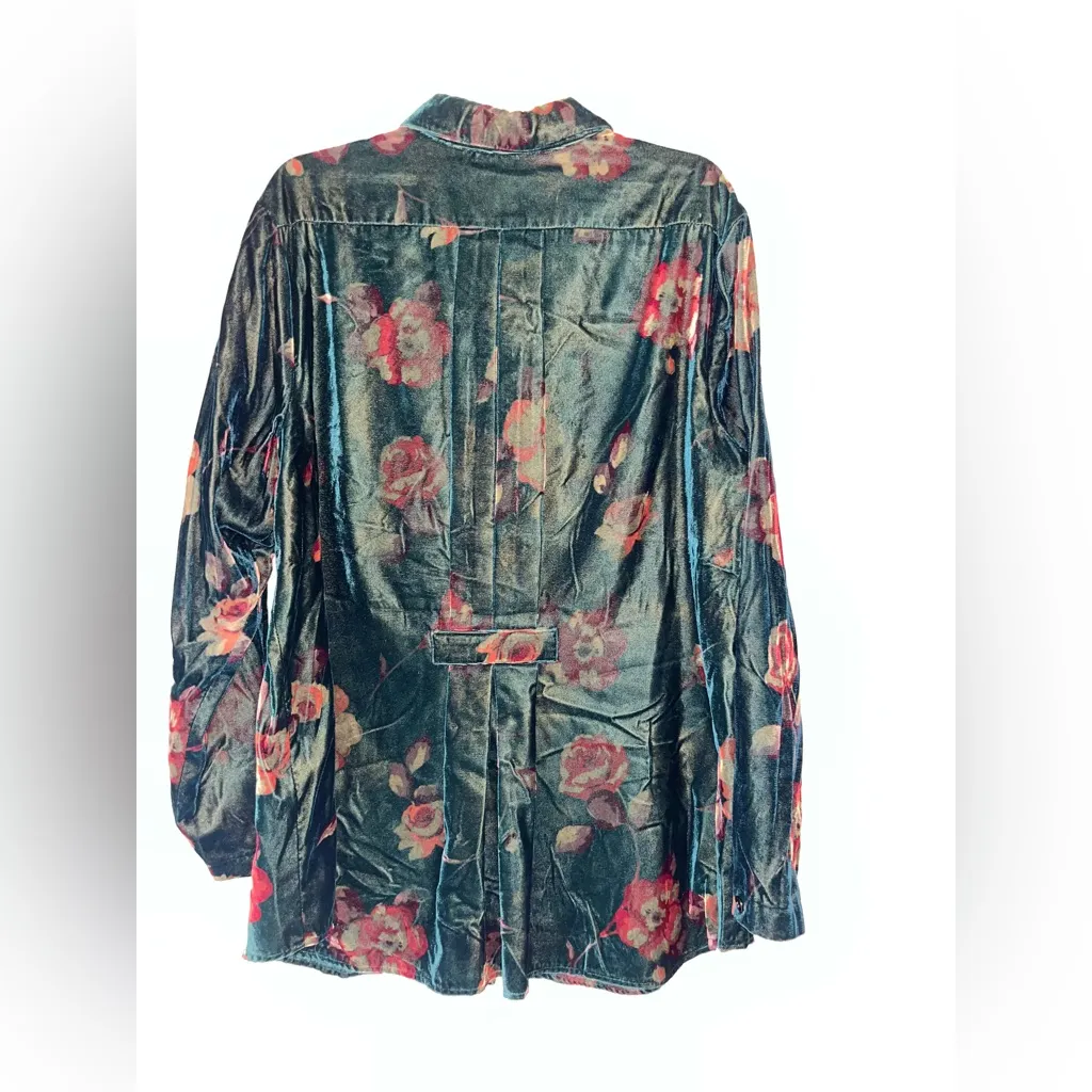 Vintage floral velvet shacket in dark emerald green with vibrant roses Size XL - Image 3