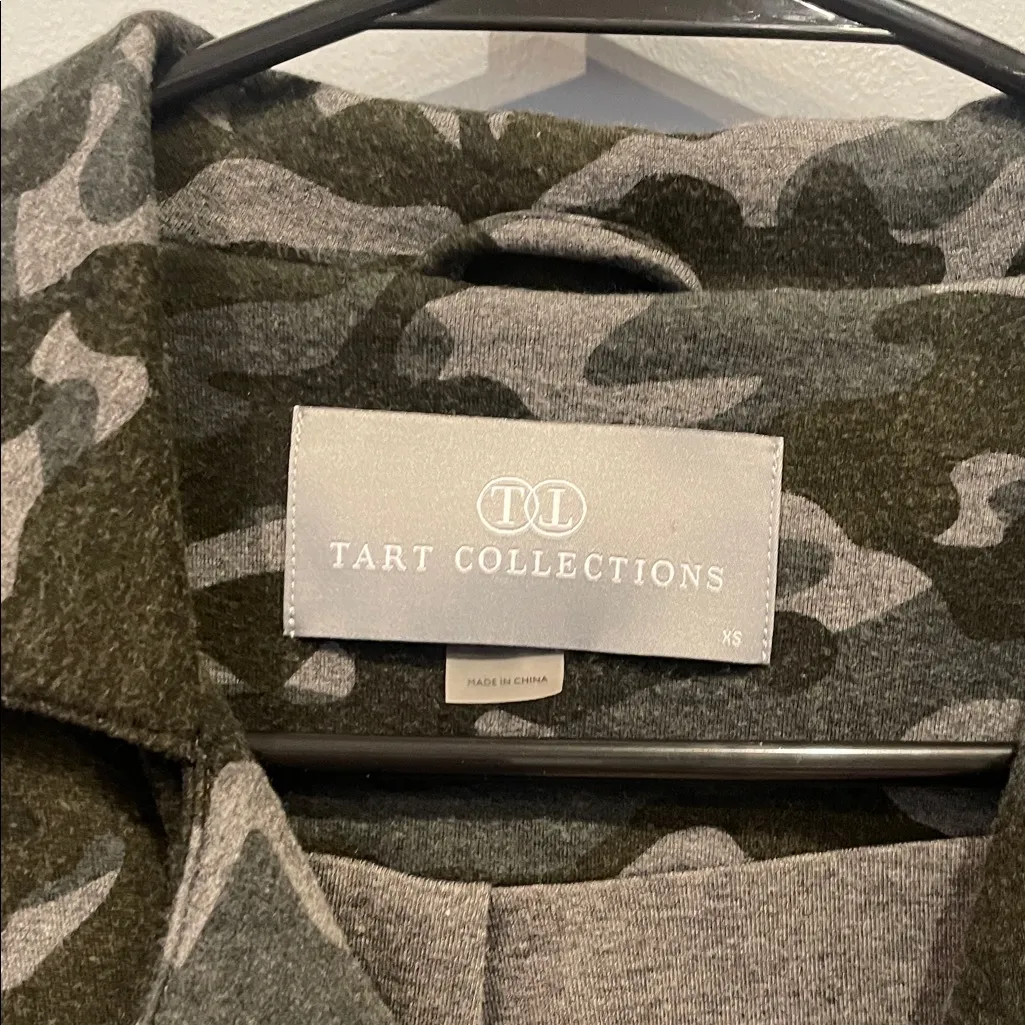 Tart Collections Women's Black and Gray camo lightweight Jacket with zippers Size XS - Image 2