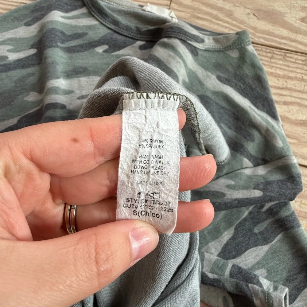 Blumin Green and grey camo top size small - Image 3