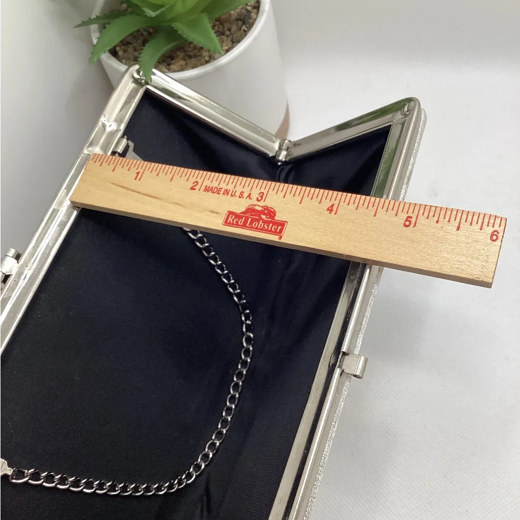 Vintage silver sparkle clutch with decorative clasp - Image 11