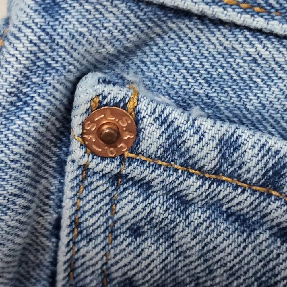 Levis 560 loose fit straight leg 90s cutoff denim shorts size 10 - Image 3