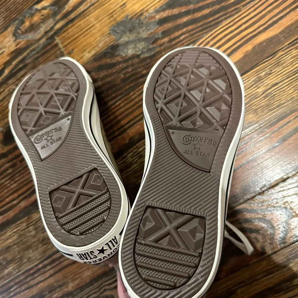 Converse High-Top Sneakers in Beige never been worn - Image 4