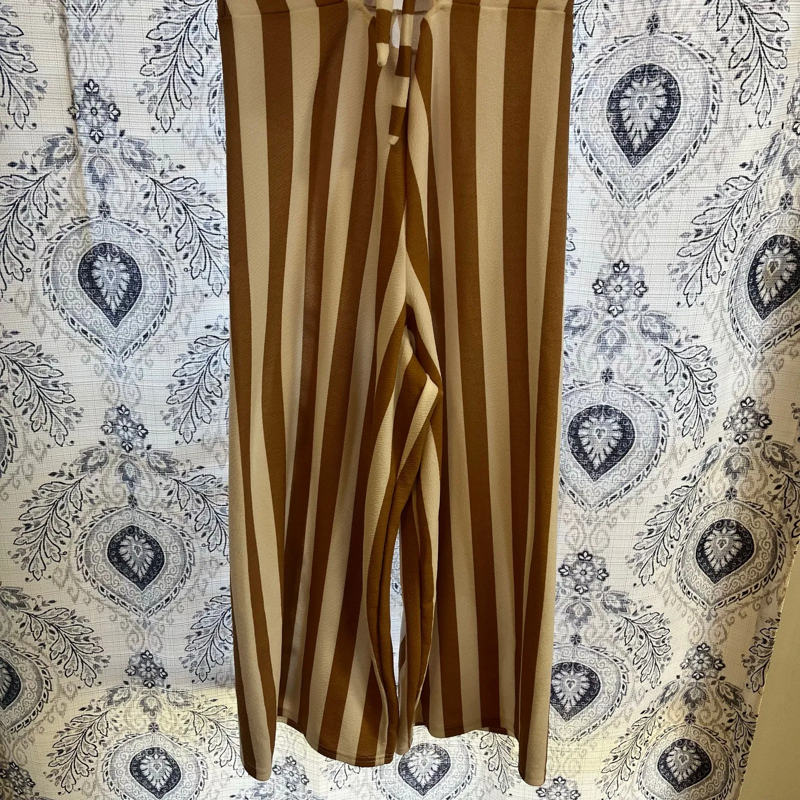 Pretty Little‎ Thing Tan And White Stripe Crop Jumpsuit Size 8 - Image 5