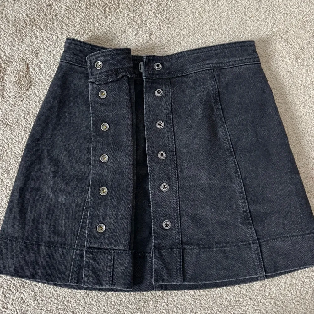Madewell Metropolis Snap Button Denim Jean Mini Skirt Size 2 Rawley Black H2310 - Image 4