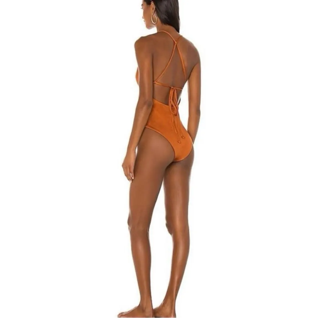 Joues de Sable X
Revolve Amber One
Piece in Burnt Orange
Size Medium Orange - Image 2