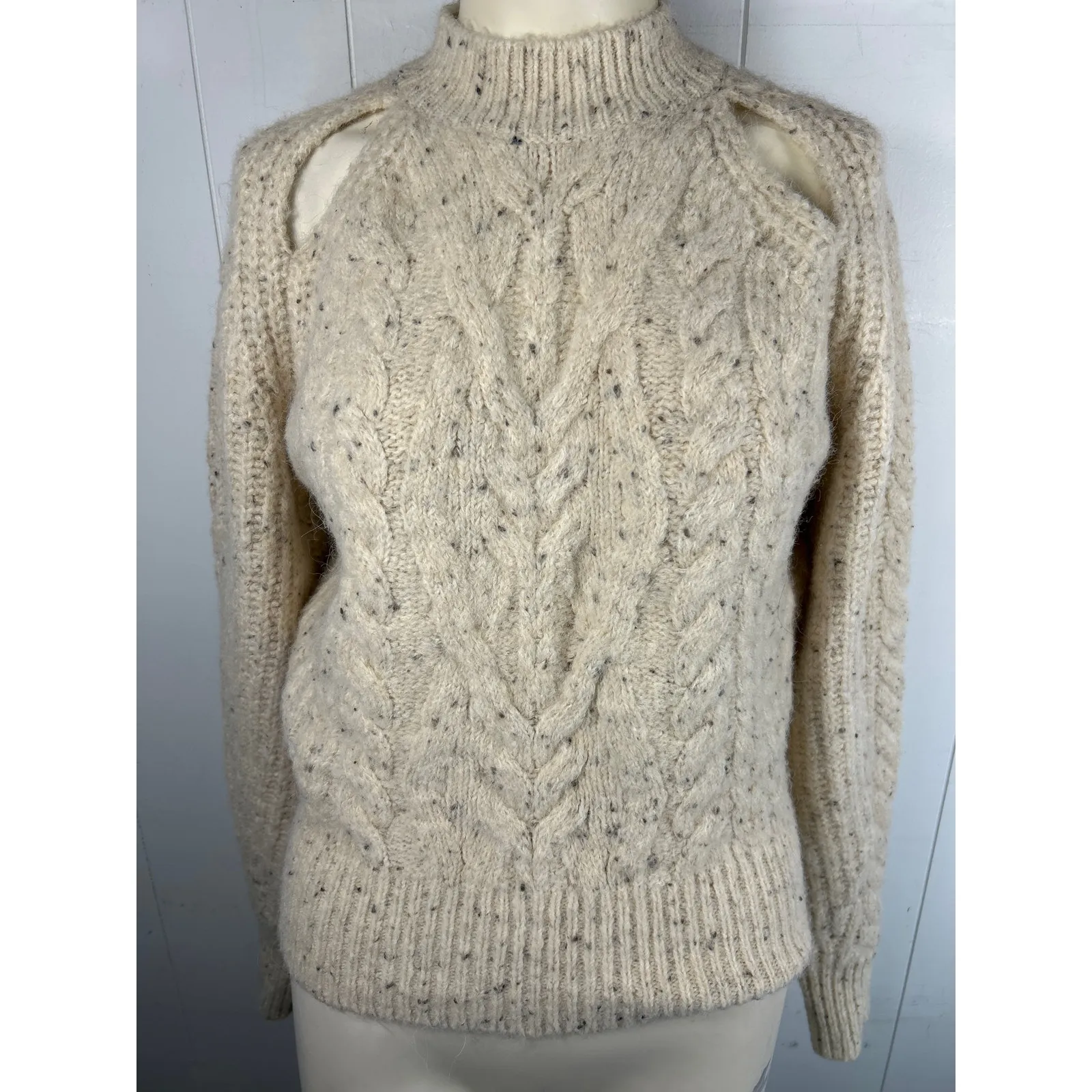 Astr The Label Natalie Cable-Knit Cold-Shoulder Sweater in Cream. Size XS - Image 4