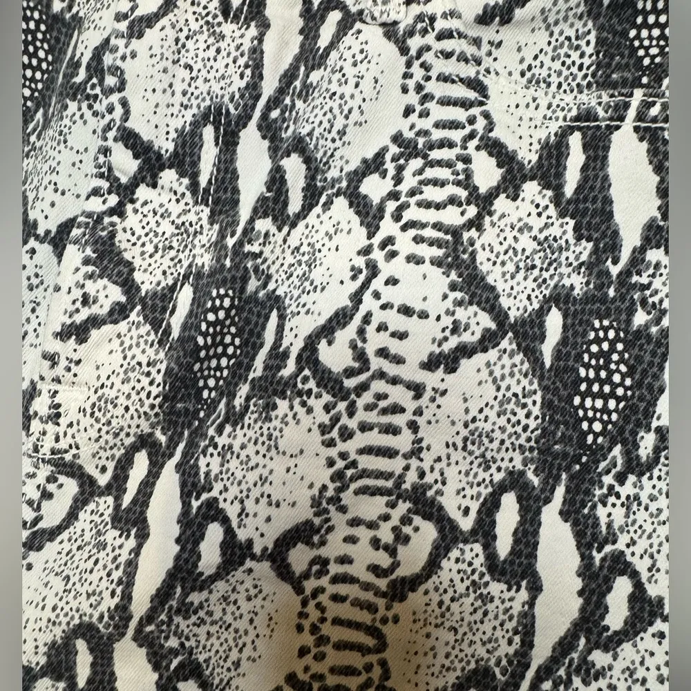 Frame Le Mini Skirt Denim Python Snake‎ Animal Print Grey White Size 28 - Image 9
