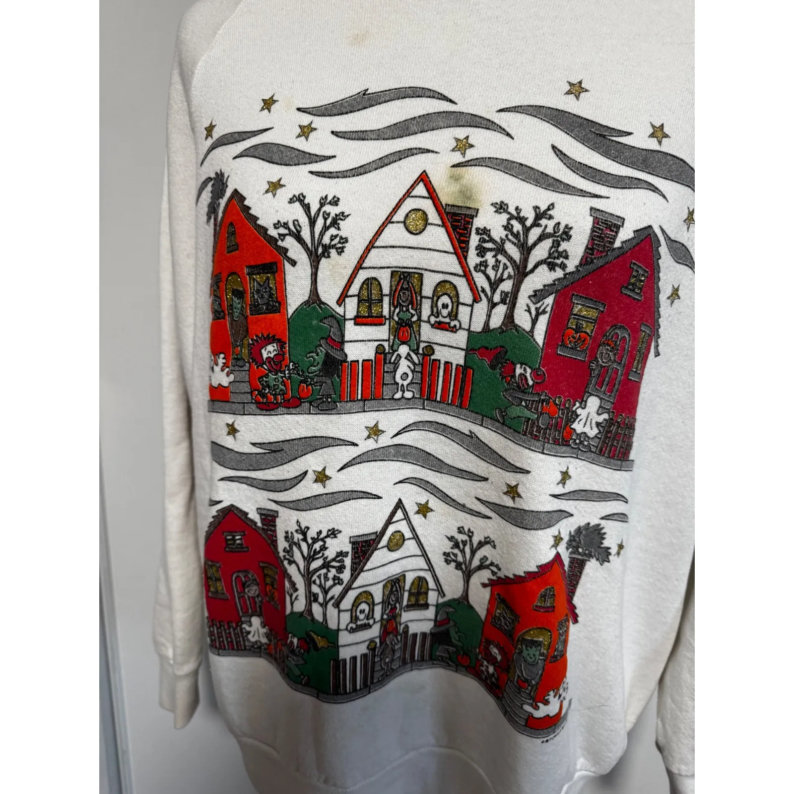Turtle Bay Vintage Halloween Graphic Sweatshirt Cream Houses Ghosts Spooky White Size M - Image 2