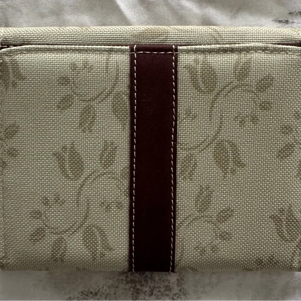 NWOT Pond’s Floral Canvas Wallet with Brown Accent two folds coin compartment - Image 2