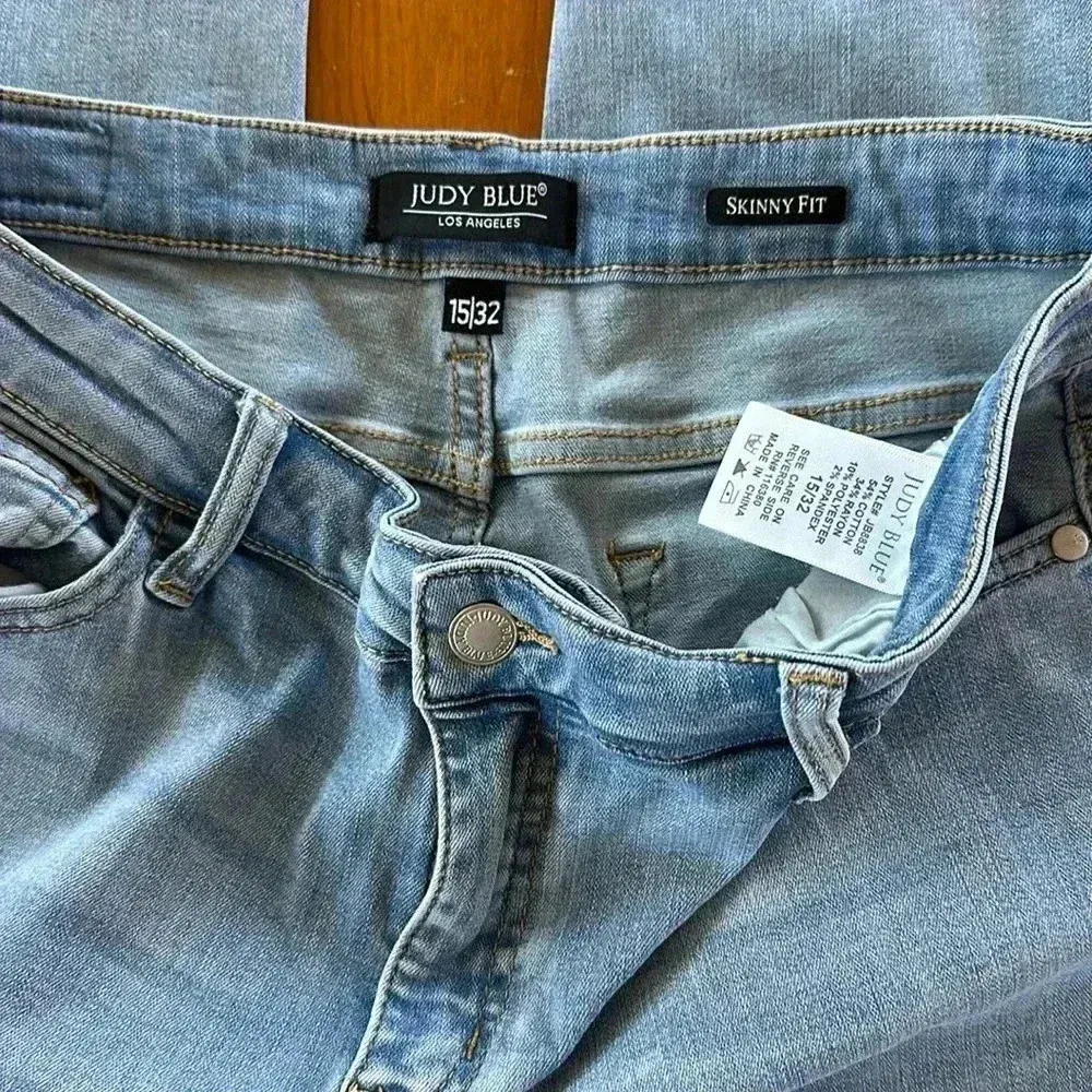 Judy Blue women's Light Blue High Waist Tulip Jeans size 15/32 - Image 4