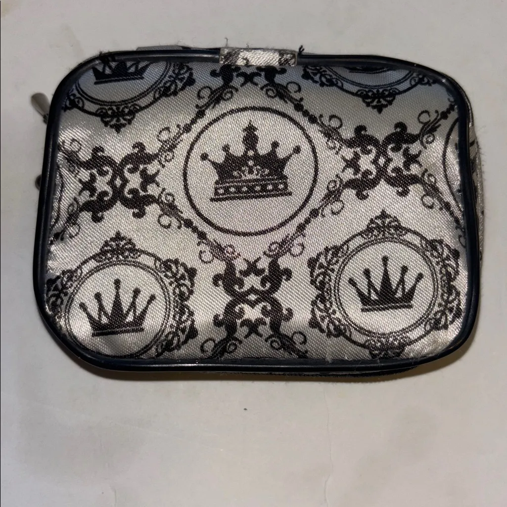 FASHION SMART BRAND SILVER AND BLACK CROWN DESIGN COIN PURSE FULL ZIP CLOSURE - Image 2