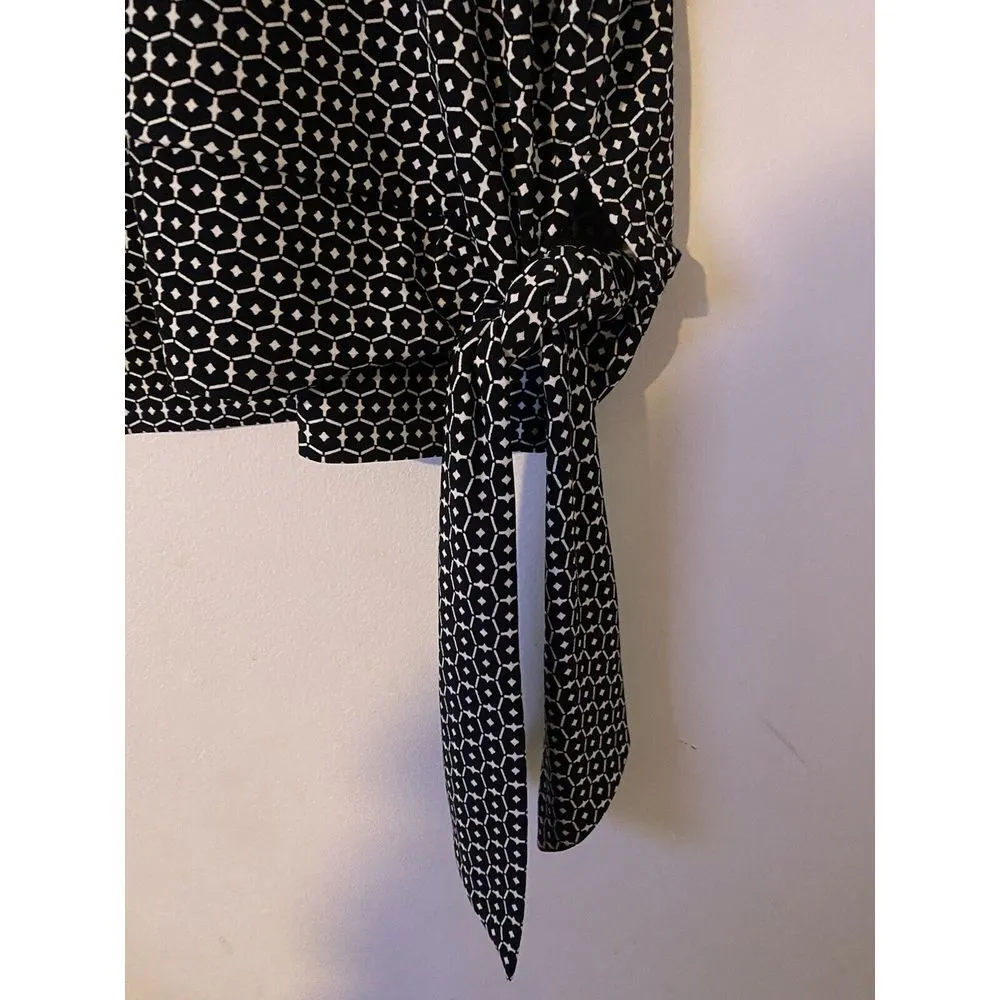 💚 JM Collection | Black Geometric Long Bell Sleeve Top Blouse| Large - Image 4