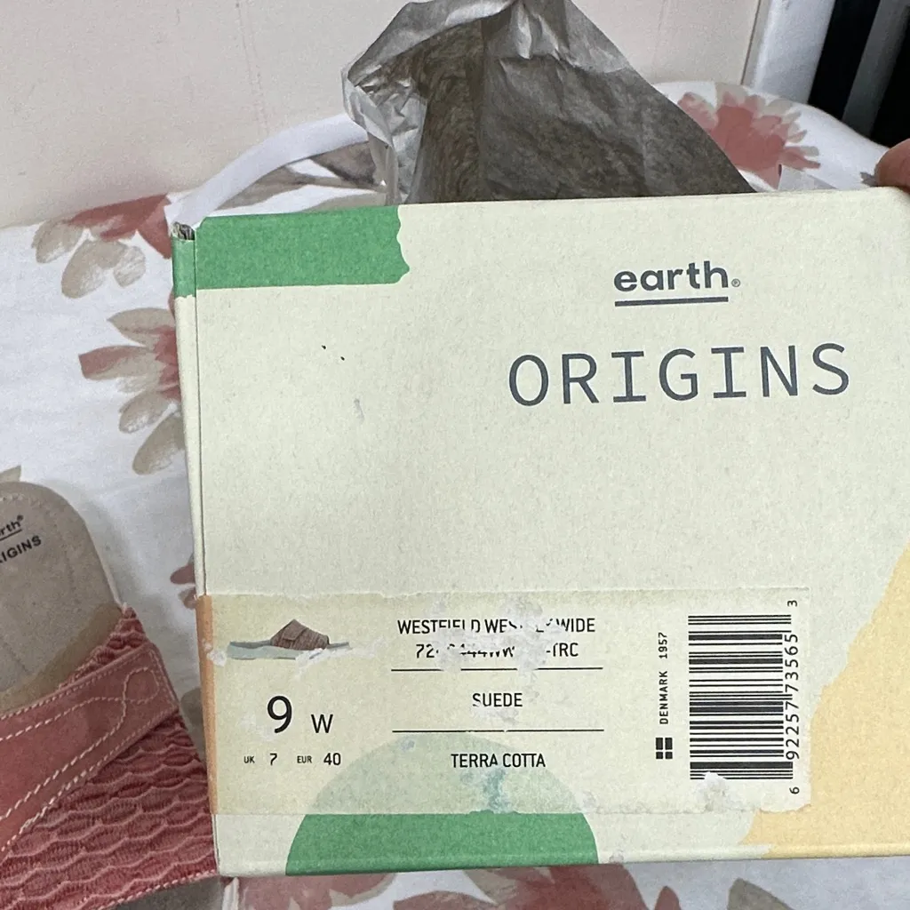 Women's Earth Westley Terra Cotta Suede New in Box - Image 3