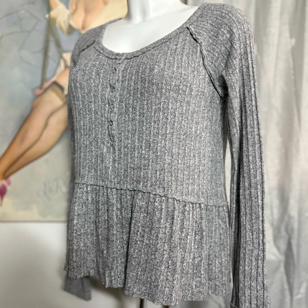 Mossimo woman’s long sleeve sweater size XS Gray - Image 4