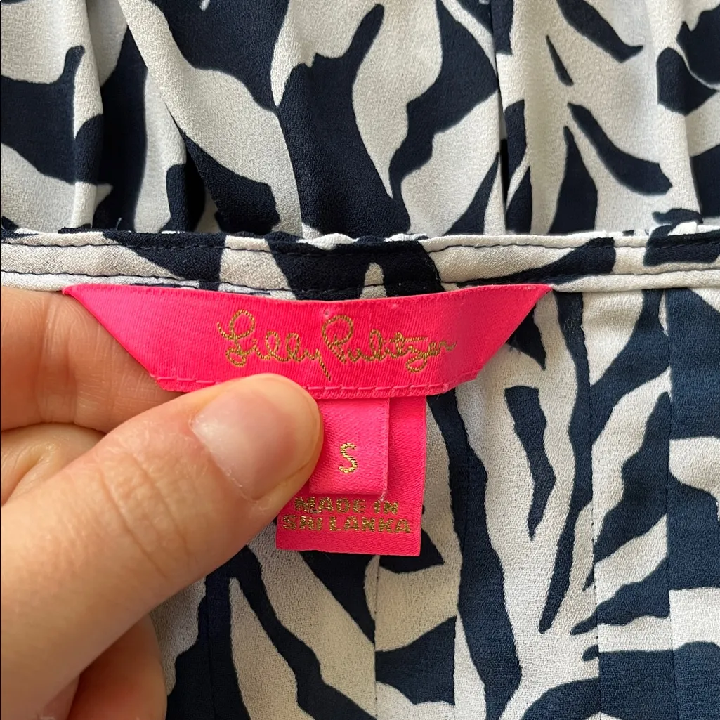 Lilly Pulitzer Navy and White Pintucking Tropical Flamingo Print Blouse - Sz S - Image 12