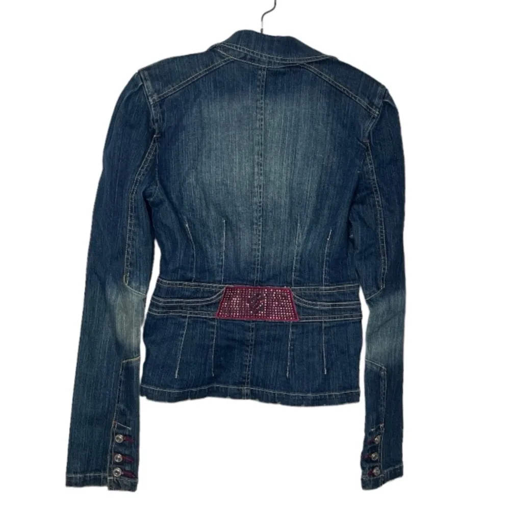 ROCAWEAR Blue Denim Jean Jacket Pink Shiny Studs Distressed Blazer Size Medium - Image 5