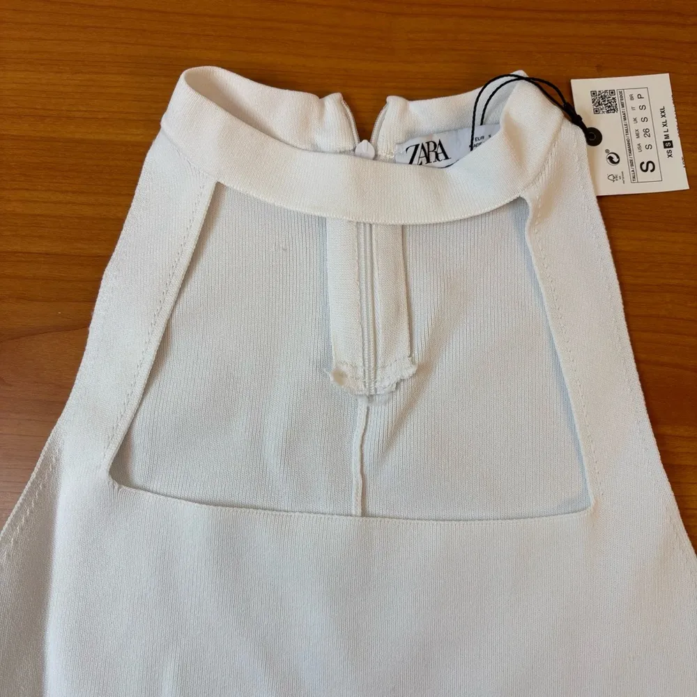 Zara Halter Hollow Neck Ribbed White Fitted Crop Top (o) - Image 4