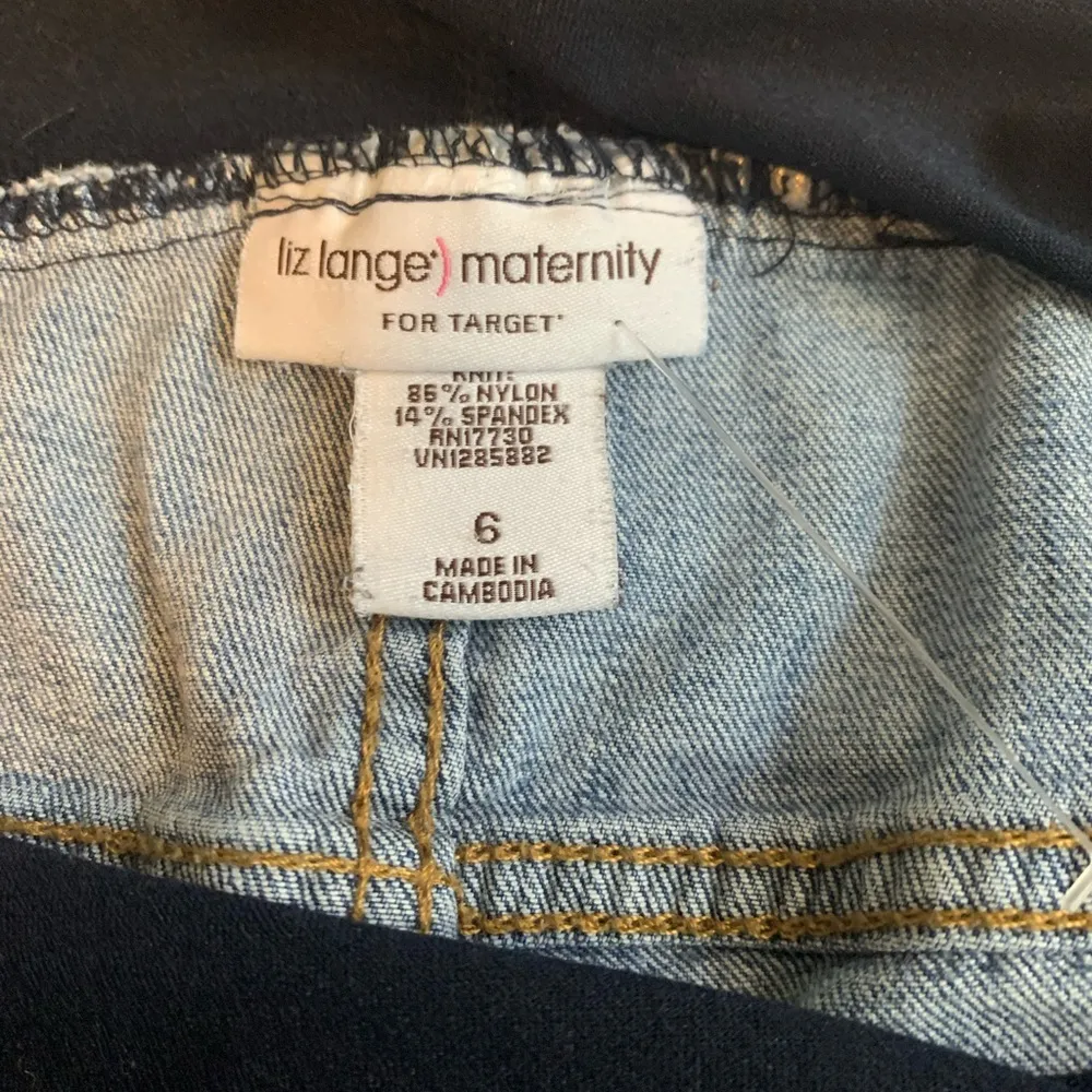 Liz Lange maternity jeans 6 boot cut med wash - Image 5