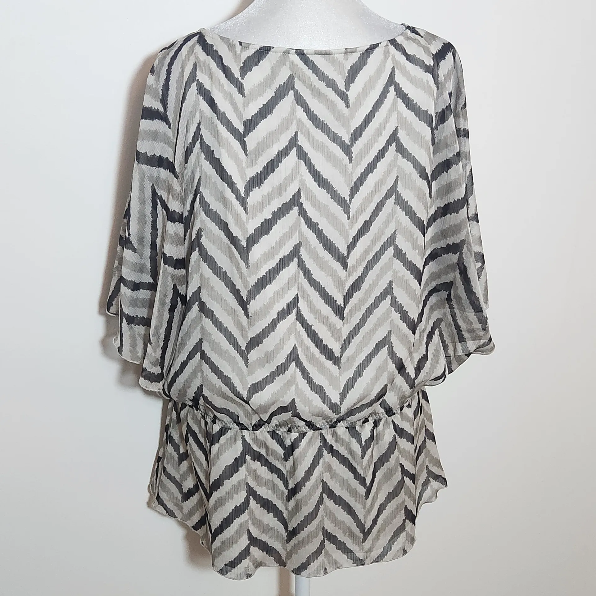 Banana Republic Gray and Taupe Zigzag Stripe Blouse Size Large - Image 4