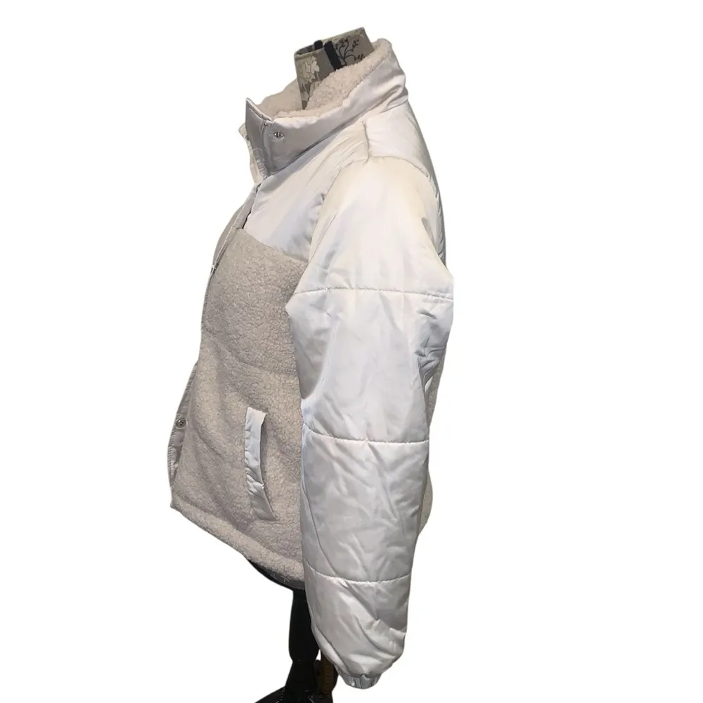 Cream Puffer Coat size medium 8/10 FLAW - Image 2