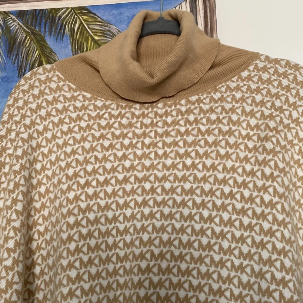 NWOT Michael Kors poncho size S/M - Image 4