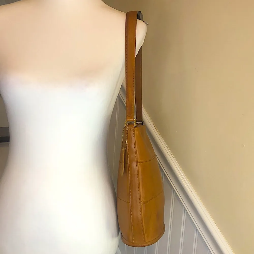 VINTAGE  Tribeca Camel Stained Glove Tanned Leather Duffle Shoulder Bag - Image 16