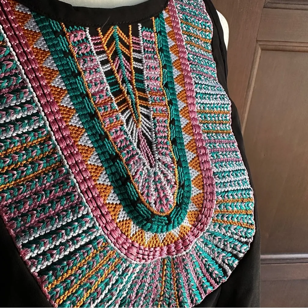 Vici embroidered front sleeveless top sz L - Image 2