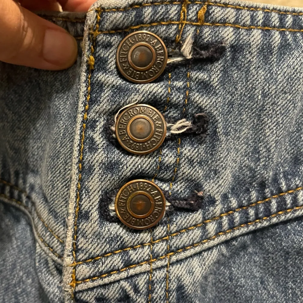 Women’s Abercrombie & Fitch Y2K High Rise Raw Hem Cropped Mom Jeans Size 29 - Image 2